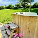 Le Pavillon, Grand Manoir Du Xviie Avec Piscine, Bain Nordique Et Acces Prive A La Charente * Alloué