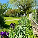 Le Pavillon, Grand Manoir Du Xviie Avec Piscine, Bain Nordique Et Acces Prive A La Charente