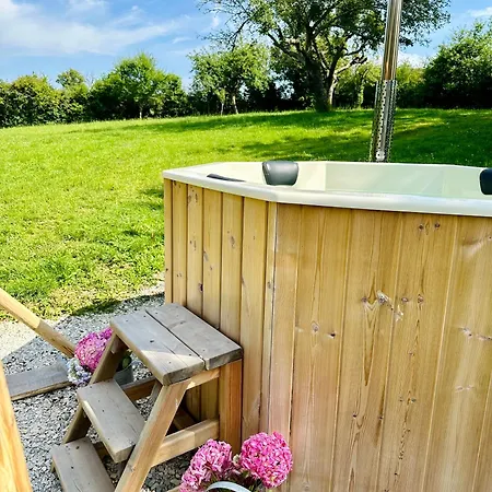 Le Pavillon, Grand Manoir Du Xviie Avec Piscine, Bain Nordique Et Acces Prive A La Charente * Alloué