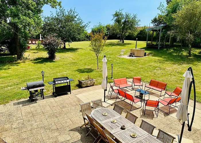 Le Pavillon, Grand Manoir Du Xviie Avec Piscine, Bain Nordique Et Acces Prive A La Charente Villa